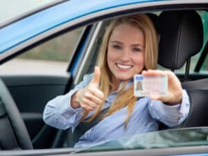 Macht eine Person den Führerschein, so erhält sie damit die Fahrerlaubnis, die sie zum Führen eines Fahrzeuges berechtigt.