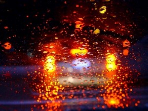 Das Fahren ohne Brille ist sehr gefährlich, besonders in der Dunkelheit