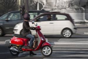 Die Führerscheinklasse AM berechtigt zum Fahren von einem Moped oder Roller und ist unbegrenzt gültig.