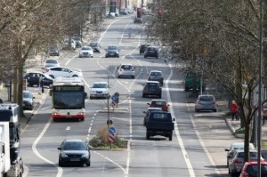 Neben Mindestalter sind Fahrzeuglänge und Personenanzahl entscheidend beim Führerschein der Klasse D1.