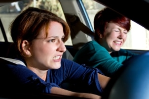Die Begleitperson beim Führerschein mit 17 soll dem Fahranfänger ein sicheres Gefühl vermitteln und durch Ratschläge unterstützen.