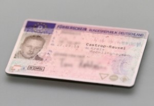 Wer den Führerschein Klasse 3 umschreiben lässt, erhält den EU-Führerschein im Scheckkartenformat.