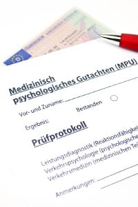 MPU umgehen: Einen EU-Führerschein im Ausland zu erwerben, ist empfehlenswerter, als ein MPU-Gutachten zu kaufen.