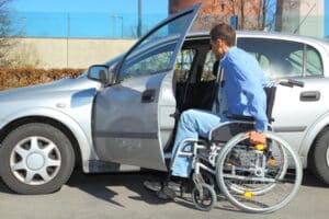 Behindertenfahrzeuge bei Rollstuhlfahrern sind in der Regel größer, damit der Rollstuhl ebenfalls reinpasst.