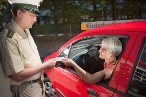 Bei unbehandelter Schlafapnoe muss der Führerschein in der Regel abgegeben werden.