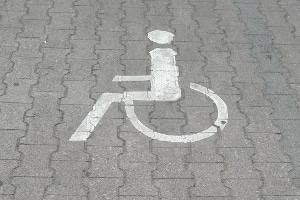 Ein behindertengerechter Umbau vom Auto berechtigt dazu, auf einem Behindertenparkplatz zu parken.