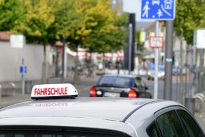 Autofahrschule: Erste Erfahrungen im Straßenverkehr mit dem Fahrschulauto.