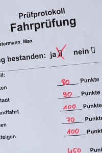 Die Fahrschule findet ihr Ende mit der bestandenen Prüfung.