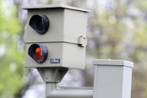 Ein Blitzer dokumentiert, wer bei Rot über die Ampel fährt