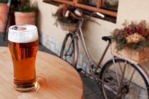 Fahren unter Alkohol kann auch auf dem Fahrrad strafbar sein und sogar zum Entzug des Kfz-Führerscheins führen.