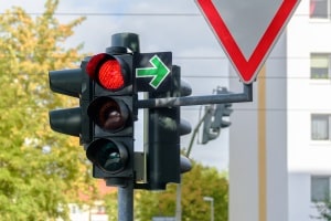 Auch beim Grünpfeil dürfen Sie nicht ohne Anhalten die rote Ampel überfahren