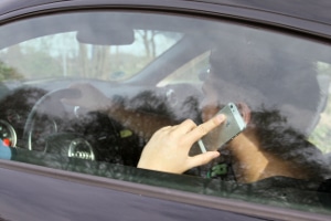 Das Handy am Steuer ist ein Risiko für den Straßenverkehr. 