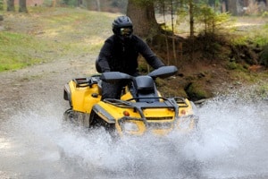 In der Regel können Sie mit einem Führerschein der Klasse 4 auch Quad fahren.