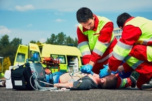 Selbstverschuldeter Unfall: Leisten Sie zuerst Erste Hilfe bei Verletzten.