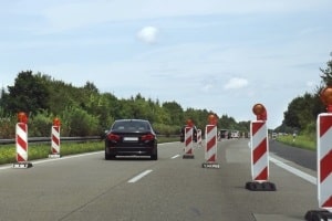 Geschwindigkeitsüberschreitung an einer Baustelle auf der Autobahn: Hier gelten die Bußgelder für Tempoverstöße außerorts.