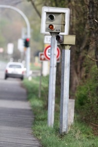 Innerorts gelten grundsätzlich höhere Bußgelder, egal, ob der Blitzer an der Baustelle steht oder nicht.