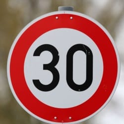 Der Unterschied zwischen der 30er-Zone und dem Tempolimit 30 ist, dass letzteres nur für die jeweilige Straße gilt.