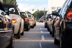 Halten verboten: Damit ist nicht der Stau gemeint. Im Stau oder an der Ampel ist von Warten die Rede.