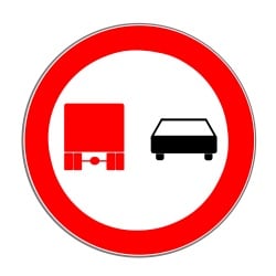 Das LKW-Überholverbot: Fahrzeuge mit einer zulässigen Gesamtmasse von über 3,5 Tonnen dürfen nicht überholen.