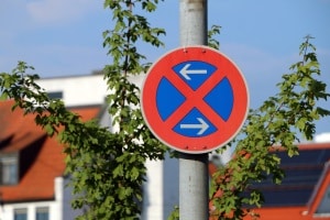 Parkverbotsschild mit Pfeil: Der Pfeil zeigt beim Parkverbot die Richtung des Geltungsbereichs an.
