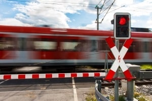 Auch ohne Schild ist das Halten an Bahnübergängen verboten.