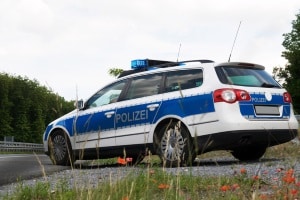 Die Geldbuße für im Verkehr begangene Ordnungswidrigkeiten geht oft mit Punkten und Fahrverbot einher.