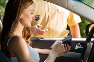 Führerscheinentzug: Bei Straftaten im Verkehr kommt er meist zu den übrigen Folgen hinzu.