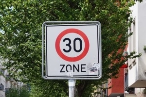 Der Toleranzabzug beträgt innerorts (30er/50er-Zone) in der Regel 3 km/h.