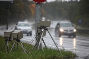 Sie dürfen eine Blitzradar-App zwar installieren, während der Fahrt aber nicht nutzen. 