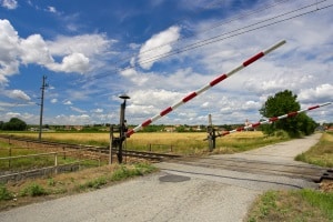 Beschrankter Bahnübergang: Sobald die Schranke sich schließt, müssen Fahrzeuge und Fußgänger warten.