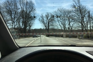 Sie müssen so parken, dass das Andreaskreuz durch Ihr Kfz  nicht verdeckt wird.