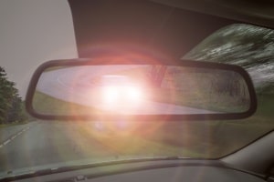 Für die Lkw- und Pkw-Beleuchtung gelten bestimmte Regeln. Sie dürfen andere Autofahrer nicht blenden.