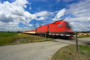 Unbeschrankter Bahnübergang: Es gilt dieselbe Vorsicht wie bei beschrankten Bahnübergangen.