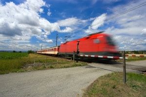 Unbeschrankter Bahnübergang: Es gilt dieselbe Vorsicht wie bei beschrankten Bahnübergangen.