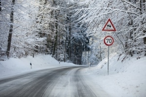 Die zulässige Höchstgeschwindigkeit kann per Schild herabgesetzt werden.