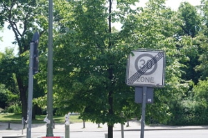 Durch ein Verkehrszeichen kann eine Geschwindigkeitsbegrenzung aufgehoben werden.