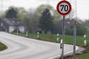 Schilder können eine Geschwindigkeitsbegrenzung auf der Landstraße ausweisen.