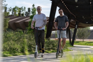 Sie riskieren ein Bußgeld, wenn Sie mit dem E-Scooter auf dem Gehweg fahren.