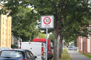 Die Höchstgeschwindigkeit innerorts kann durch Verkehrsschilder herabgesetzt werden.