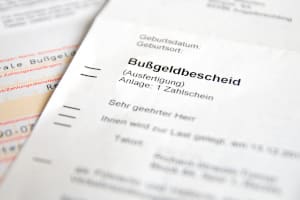 Innerorts geblitzt: Gegen den Bußgeldbescheid können Sie Einspruch einlegen.