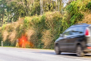 Das Blitzen außerorts kann mobil oder stationär erfolgen.