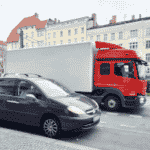 Toter Winkel: Ein Lkw-Fahrer kann beim Abbiegen nicht jeden Bereich einsehen.
