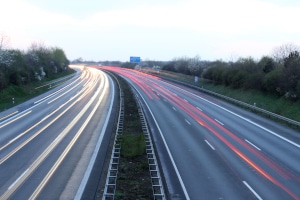 Welche Höchstgeschwindigkeit ist für die Autobahn vorgesehen?
