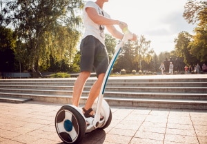 Nur mit Lenker: Elektrokleinstfahrzeuge ohne Lenkstange sind im Straßenverkehr nicht zugelassen.