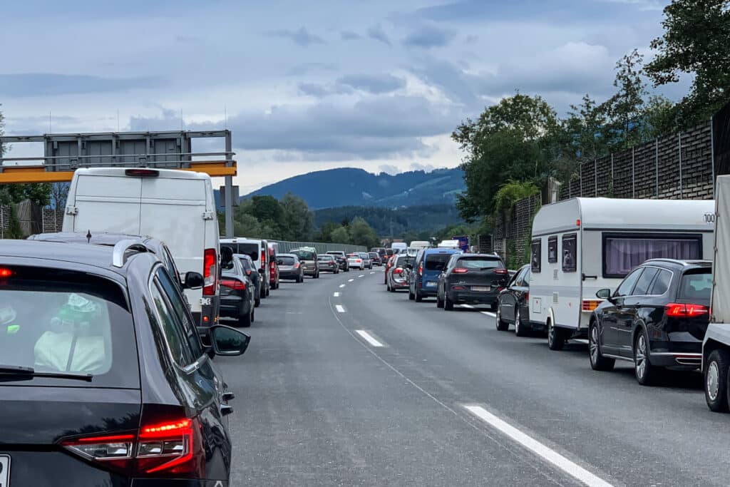 Bei einem Stau auf der Autobahn sind Sie verpflichtet, eine Rettungsgasse zu bilden.