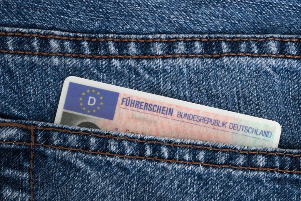 Bei der zuständigen Fahrerlaubnisbehörde können Sie den Führerschein erneuern.