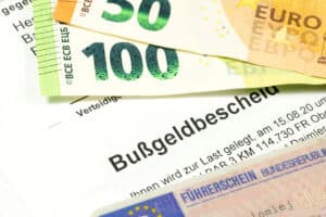 Drohendes Bußgeld: Auf der Autobahn zu schnell zu fahren, ist eine Ordnungswidrigkeit.