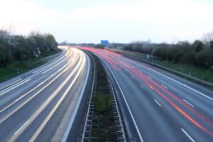 Eine Geschwindigkeitsüberschreitung auf der Autobahn kann fatale Folgen nach sich ziehen.