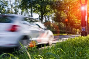 Für eine Geschwindigkeitsüberschreitung auf der Landstraße drohen Sanktionen gemäß Bußgeldkatalog.