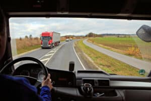 Höchstgeschwindigkeit für Lkw auf der Landstraße: Bis 7,5 t ist ein Tempo von 80 km/h erlaubt